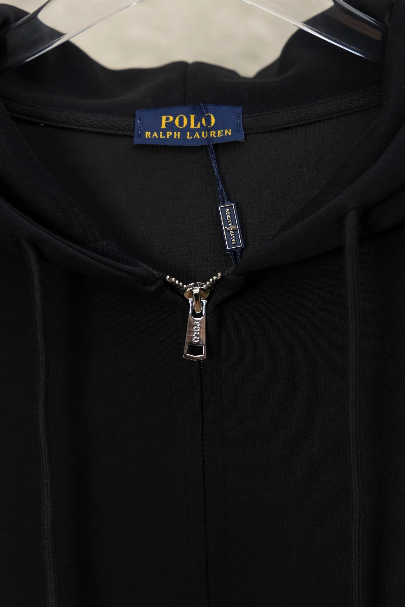 P270 Style No.: JZ024 Raff embroidered small label hooded jacket. Xuanwang New Rescue Limited Counter Jacket 420g air layer compound fabric. Imported machine full classic embroidered small label os version. Versatile style. Couple style. Color: black, navy. Size: S M L XL.